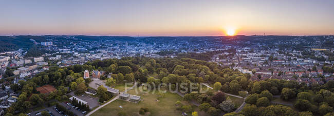 Allemagne, Rhénanie-du-Nord-Westphalie, Wuppertal, Panorama aérien du parc Hardt au coucher du soleil — Photo de stock