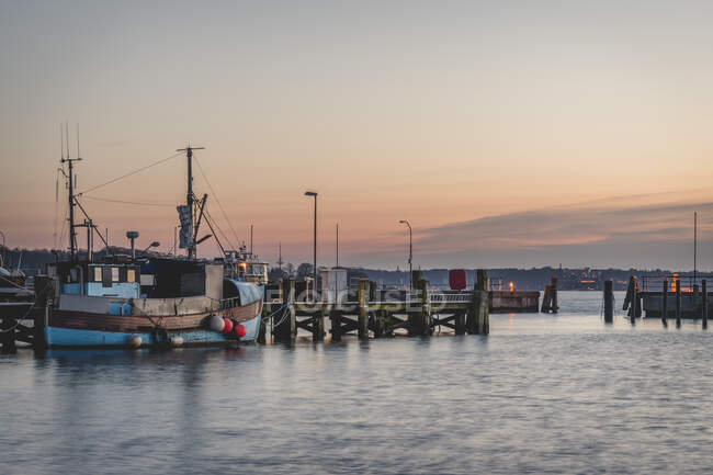 Allemagne, Schleswig-Holstein, Heikendorf, Bateaux de pêche amarrés au port au crépuscule — Photo de stock