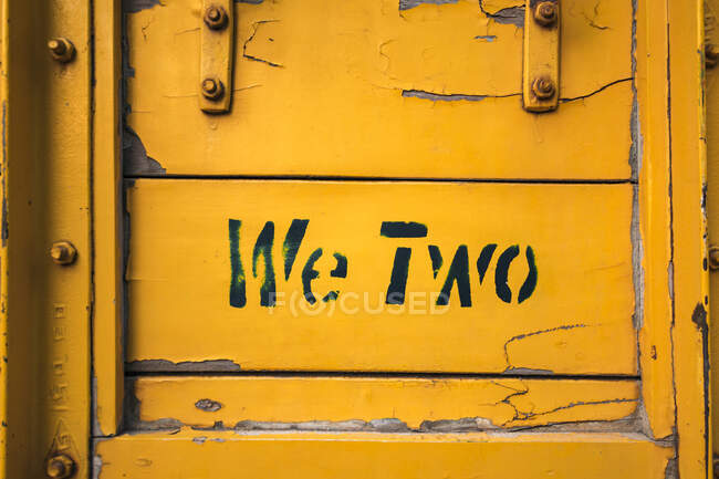 Breve frase a lato del camion giallo alterato dalle intemperie — Foto stock