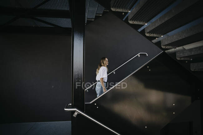 Giovane donna che sale sui gradini — Foto stock