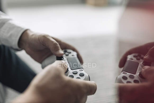 Imprenditore mani che tengono il telecomando del videogioco in ufficio — Foto stock