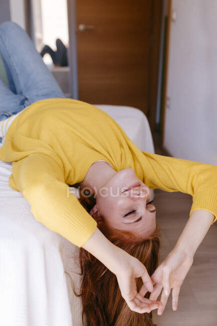Mujer joven descansando en la cama en el dormitorio en casa - foto de stock