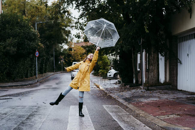 Immagini Stock - Ombrello Da Pioggia Donna Ritratto Di Donna Felice Che  Indossa Un Impermeabile Con Ombrello Trasparente All'aperto In Una Giornata  Piovosa Nel Parco Vicino Al Mare Ragazza Sulla Natura In