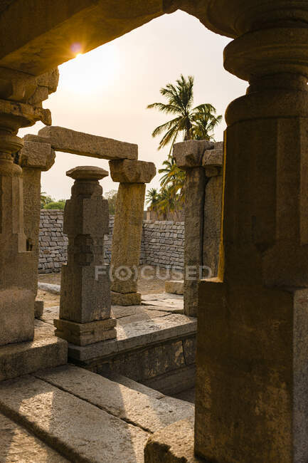 India, Karnataka, Hampi, granite temple in Vijayanagara Empire complex in desert valley of Hampi — Stock Photo