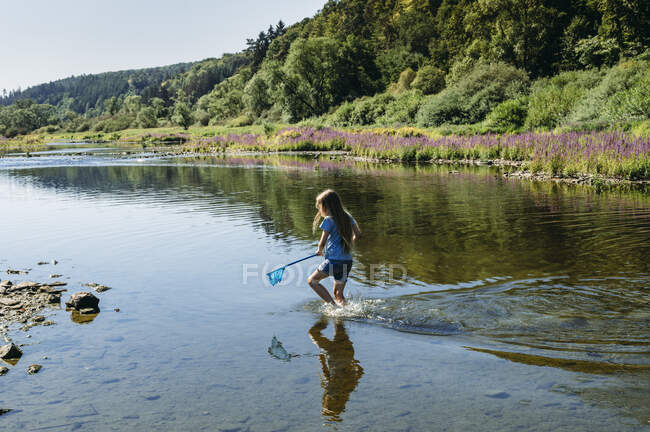 Menina pesca no reservatório Edersee — Fotografia de Stock