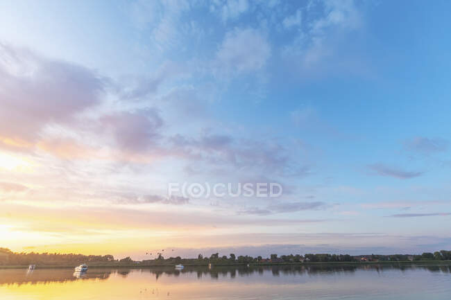 Vista idílica da natureza durante o pôr do sol — Fotografia de Stock
