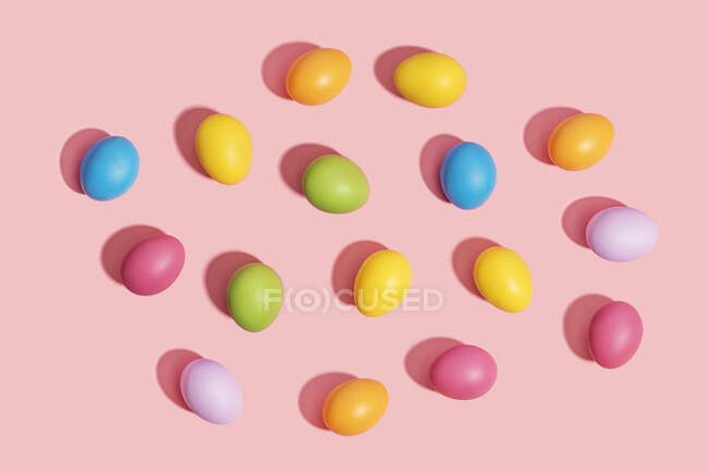 Красочные вариации пасхальных яиц на розовом фоне — стоковое фото