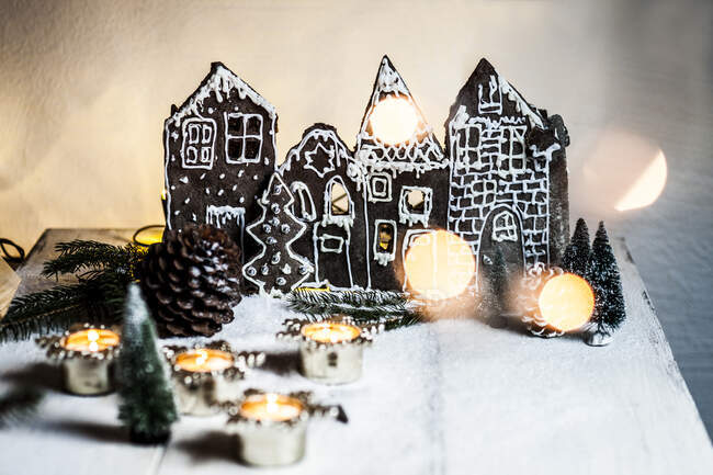 Albero di Natale con un fiocco di neve, e candela accesa su sfondo bianco. — Foto stock