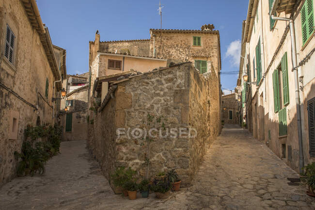 Espanha, Maiorca, Valldemossa, vielas vazias da antiga aldeia montanhosa — Fotografia de Stock