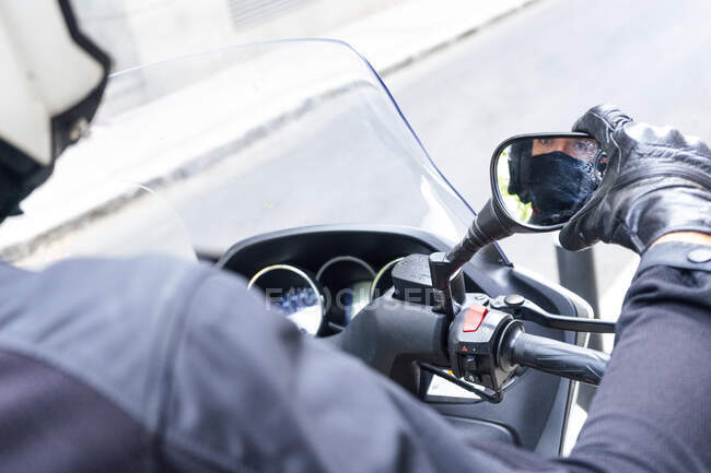 Männlicher Biker reflektiert im Seitenspiegel von Motorroller — Stockfoto
