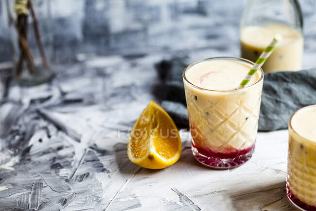 Bicchieri di frullato di frutta fresca con arance, banane, yogurt e granatina — Foto stock