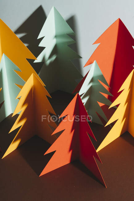 Студійний знімок простих паперових виробів лісових дерев в осінніх кольорах — стокове фото
