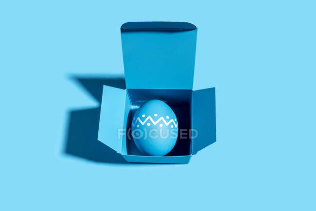 Studio colpo di uovo di Pasqua blu all'interno scatola blu — Foto stock