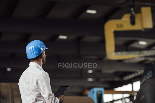 Чоловік-підприємець тримає цифровий планшет на заводі — стокове фото