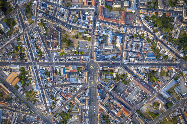 France, Aisne, Saint-Quentin, Vue aérienne des rues interconnectées de la ville avec un cercle de circulation au milieu — Photo de stock