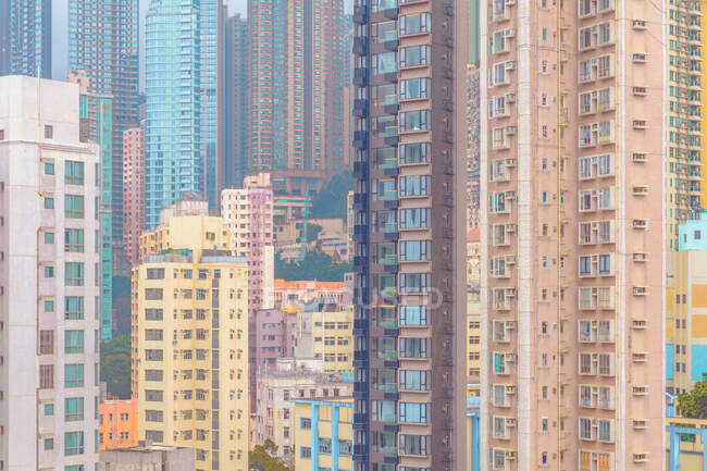 Tiro de quadro completo de edifícios na cidade, Hong Kong — Fotografia de Stock