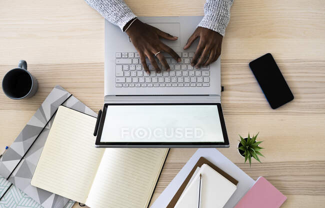 Unternehmerinnen nutzen Laptop während des Studiums zu Hause — Stockfoto