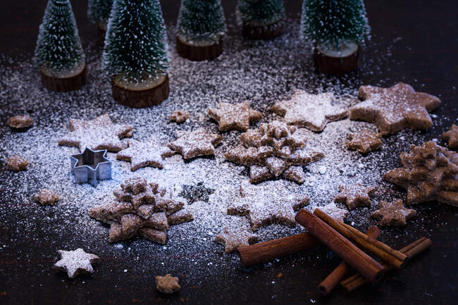 Weihnachtsdekoration mit sternförmigen Plätzchen — Stockfoto