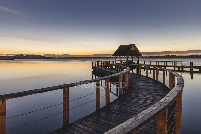 Germania, Schleswig-Holstein, Hemmelsdorf, Molo vuoto sulla riva di Hemmelsdorfer Vedi lago all'alba — Foto stock