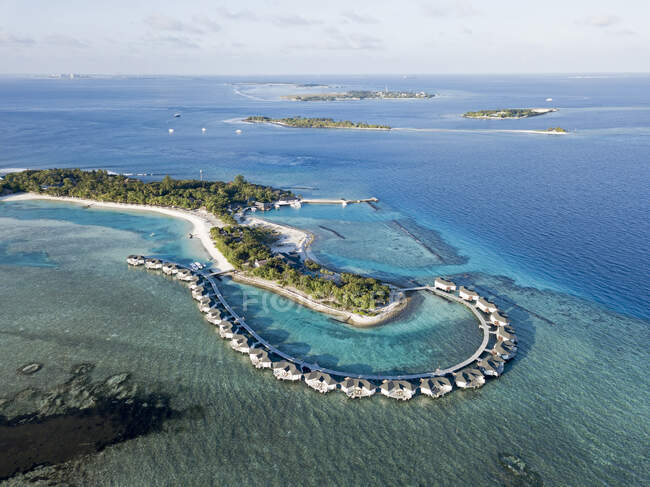 Maldives, Kaafu Atoll, Aerial view of bungalows of tourist resort on Kanuhuraa island — Stock Photo