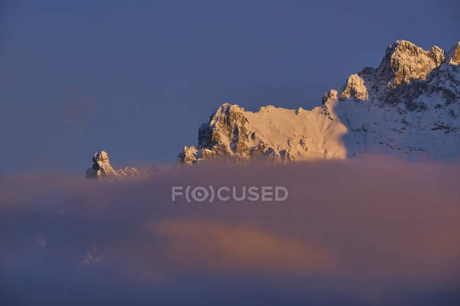 Sommet de la montagne Karwendel contre un ciel dégagé au coucher du soleil — Photo de stock