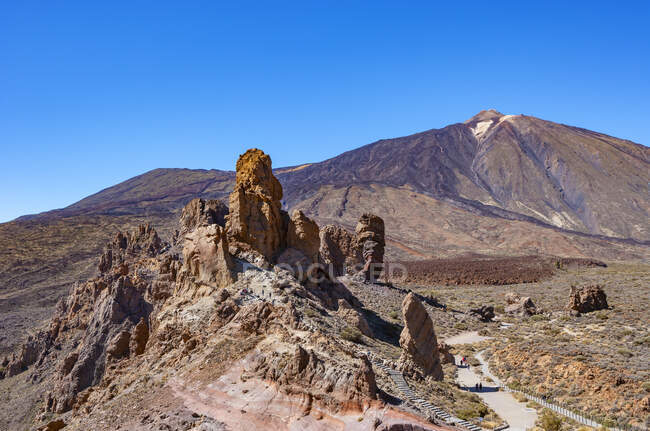 Spagna, Santa Cruz de Tenerife, formazione Roques de Garcia nel Parco Nazionale del Teide con il Monte Teide sullo sfondo — Foto stock