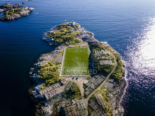 Футбольное поле на острове Henningsvaer, Лофотен, Норвегия — стоковое фото