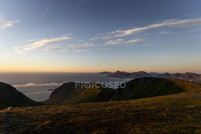 Paisaje vista de la montaña contra el cielo en Ryten, Lofoten, Noruega - foto de stock