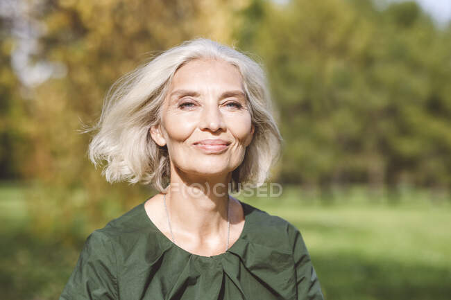 Красивая зрелая женщина в парке — стоковое фото