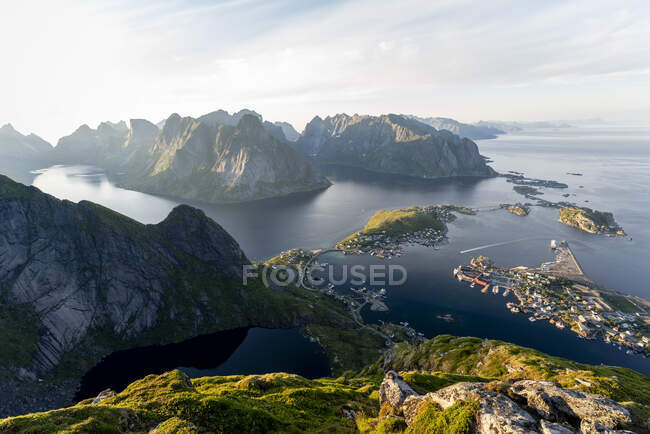 Vista panorâmica das ilhas e montanhas cobertas pelo mar em Reinebringen, Lofoten, Noruega — Fotografia de Stock