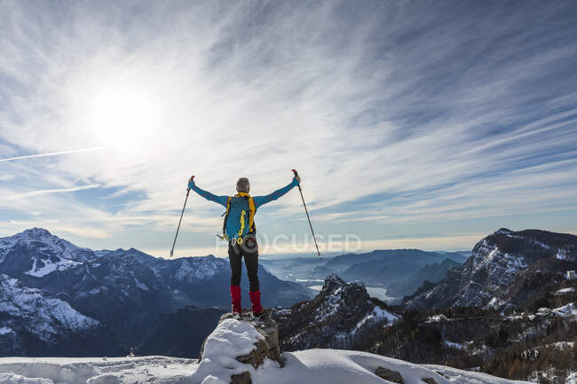Escursionista spensierato con le braccia distese in piedi sulla montagna, Alpi Orobiche, Lecco, Italia — Foto stock