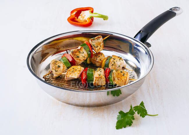 Spiedini di pollo fritto con verdure su padella — Foto stock