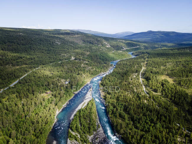 Rivière traversant le parc national de Jotunheimen, Norvège — Photo de stock