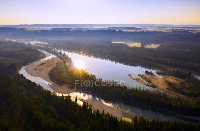 Vue par drone de la rivière Isar et du lac Ickinger Weiher à l'automne matin — Photo de stock