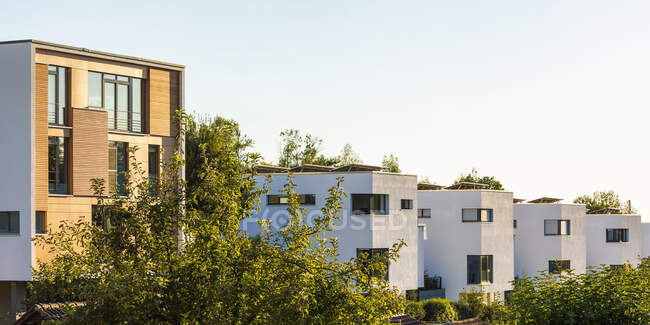 Germania, Baden-Wurttemberg, Esslingen, Fila di case ad alta efficienza energetica nel sobborgo moderno — Foto stock