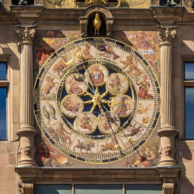 Германия, Баден-Вюртемберг, Хайльбронн, Украшенные астрономические часы исторической ратуши — стоковое фото