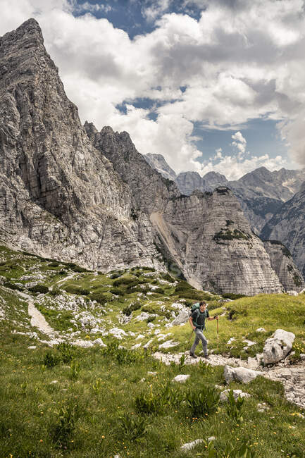 Man hiking in mountain landscape — Stock Photo