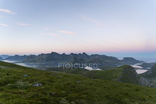 Vista paisagem da cordilheira contra o céu Ryten, Lofoten, Noruega — Fotografia de Stock