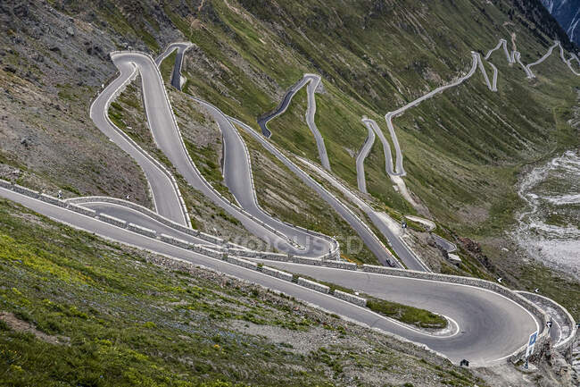 Bela paisagem montanhosa com montanhas cobertas de neve no norway — Fotografia de Stock