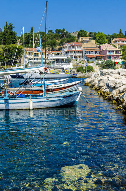 Рыбацкие лодки в гавани Кассиопи, Корфу, Греция — стоковое фото