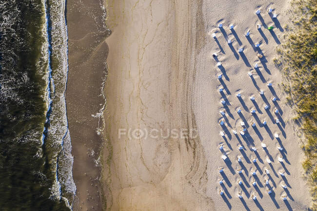 Top view of a sandy beach with a wave on the sea. — Stock Photo