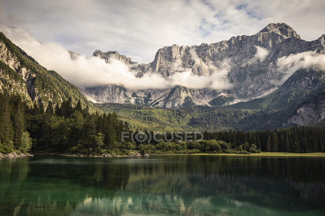 Lago e montagne coperte di nuvole — Foto stock