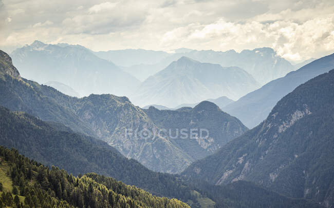 Hermoso paisaje de las montañas - foto de stock