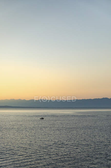 Beautiful sunset over sea. nature background — Stock Photo