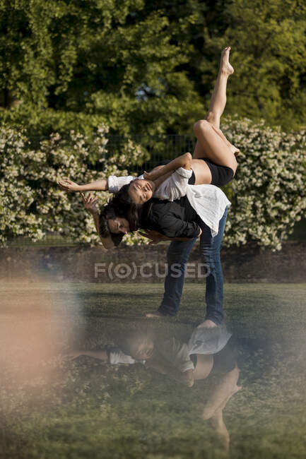 Couple pratiquant la danse dans le jardin pendant la journée ensoleillée — Photo de stock