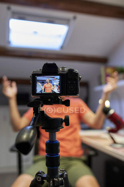Male influencer recording video tutorial while working from home — Stock Photo