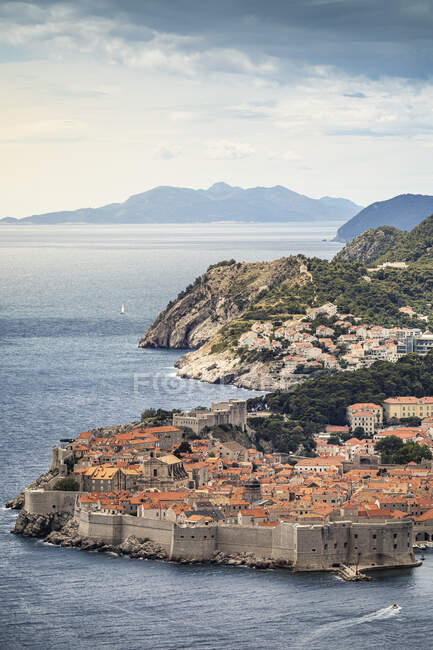 Croácia, Dubrovnik, Cidade velha na costa do mar — Fotografia de Stock