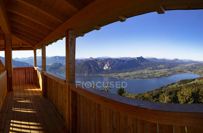 Montagne e lago di Mondsee contro il cielo limpido visto dal punto di osservazione, Salzkammergut, Austria — Foto stock