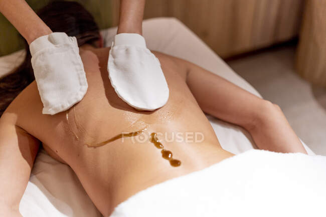 Therapeutin massiert im Beauty-Spa den Rücken der Frau mit Öl — Stockfoto