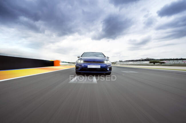 Carreras de coches deportivos azules en pista de asfalto - foto de stock